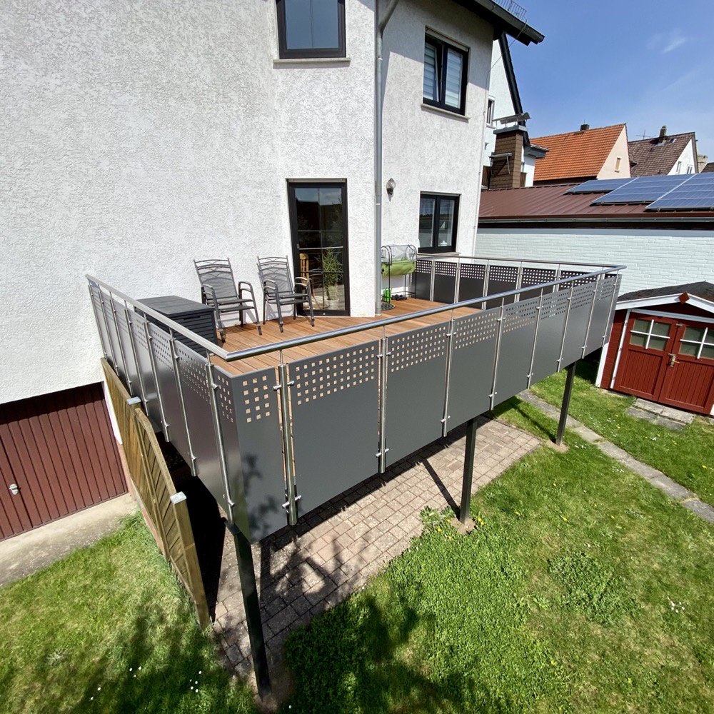 Balkon mit Lochblech-Geländer an einem Einfamilienhaus