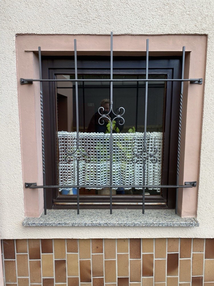 Klassisches Fenstergitter aus Stahl