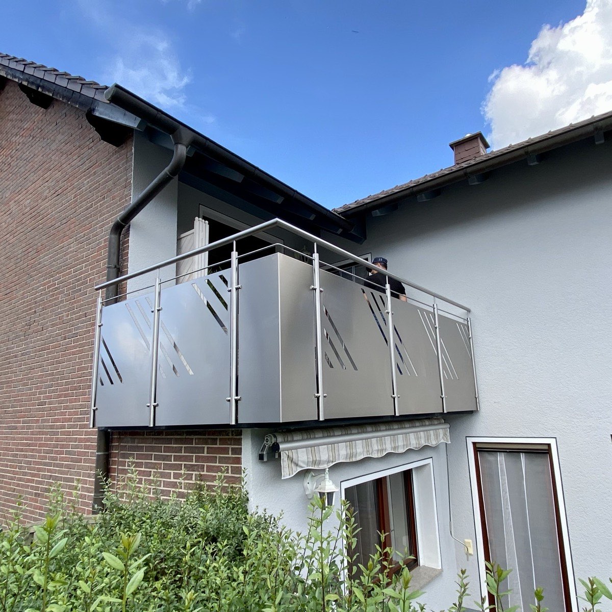 Balkon mit Edelstahl- und Lochblechgeländer
