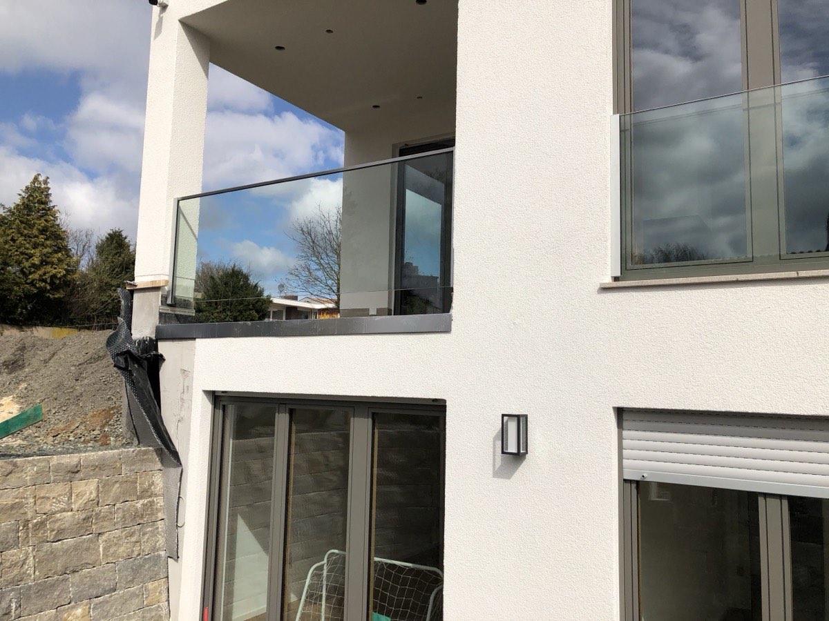Ganzglasgeländer am Balkon