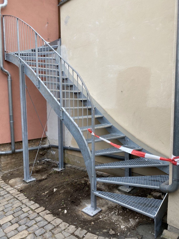 Verzinkte Spindeltreppe an einer Hauswand