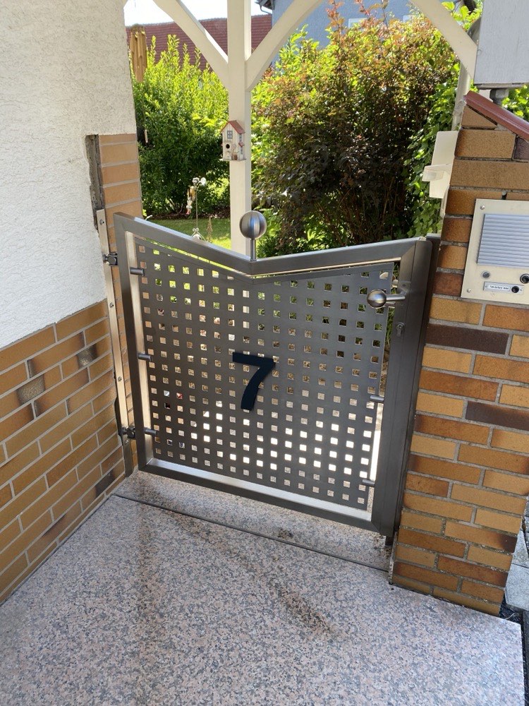 Gartentor aus Lochblech mit Hausnummer